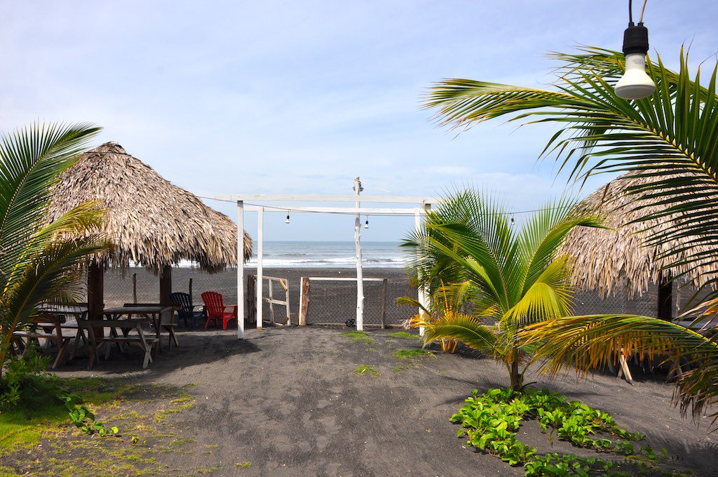 Blick von unserem Hotel Sabas Beach Resort auf die Playa Majagual mit schwarzem Vulkansand