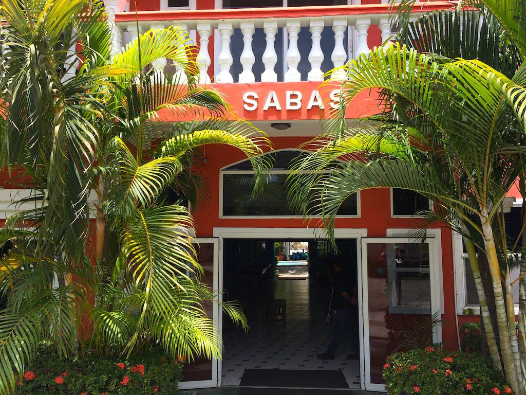 Eingang zum Sabas Beach Resort, Playa Majagual, an der Costa del Bálsamo