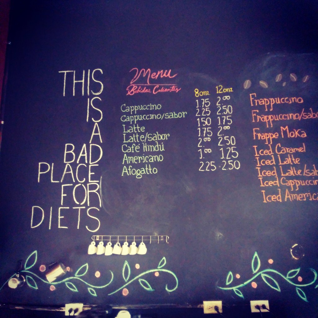 "This is a bad place for diets" steht auf der Wandkarte des Café Espresso in Santa Ana.