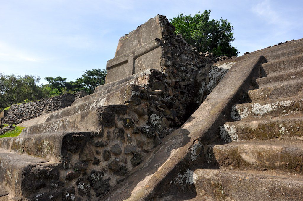 An den Treppen der Pyramide ist gut zu sehen, wie die Außenmauern verputzt wurden, um die Bausubstanz zu schützen.